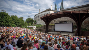 Letní kino zahajuje sezónu, zatím bez piva a popcornu