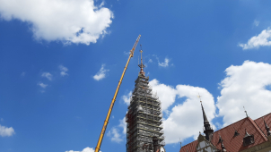 Věž olomoucké radnice je kompletní, na místě je špice se vzkazy