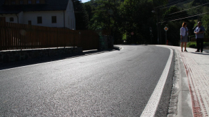 Řidiči v Hrubé Vodě jezdí po nové silnici