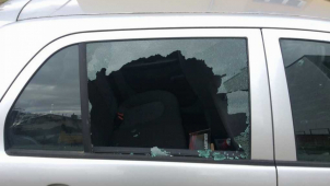 Vandal během noci demoloval auta