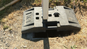 Strážníci pátrají po tom, komu se hodil poklop kanálu