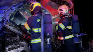 V Olomouci vyhořela dvě auta v autoservisu