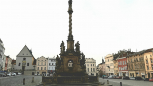 Mladá Japonka prolézala Mariánským sloupem. Proč to udělala?