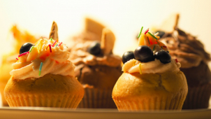 Vaříme s Večerníkem: Čokoládový a ovocný cupcake