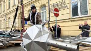 Nový kříž na věži Červeného kostela