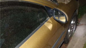 Výtržník poškodil v jedné ulici několik automobilů