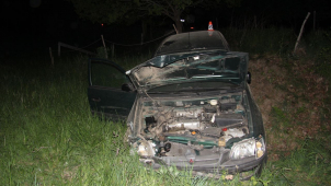 Ujížděl celníkům, skončil mimo silnici