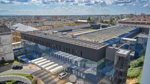 Modrý monoblok ve fakultce má novou nástavbu