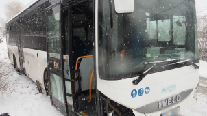 Autobus havaroval, když se vyhýbal protijedoucímu autu