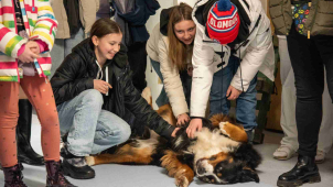 Studenti gymnázia se složili na canisterapii pro fakultku