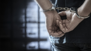 Bodnul nožem ostrahu a s přítelkyní i lupem se ukryl ve sklepě