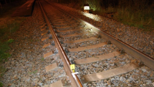 Policie pátrá po pachatelích, kteří chtěli vykolejit vlak