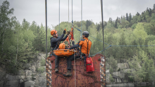 Sebevrah na jeřábu, zraněný v lomu. Hasiče čekal lezecký maraton