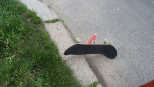 Skateboardista popil a pak způsobil bouračku