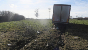 Kamion s masem skončil v poli, škoda dosahuje pěti milionů