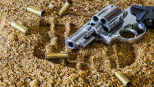 Plynovou pistolí střílel v rodinném domě