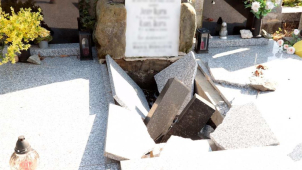 Policie dopadla muže, který poničil desítky hrobů