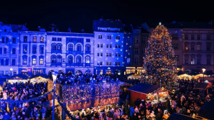 Trhy jsou zahájeny a vánoční strom září