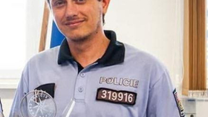 Policista mimo službu zneškodnil v Šumperku muže s nožem