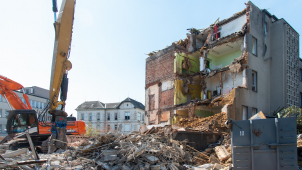 Stará budova v areálu fakultky ustoupí parčíku