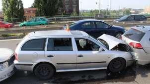 V Tovární ulici bouralo šest aut, jeden řidič z místa ujel