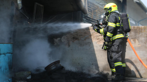 V Hrdibořicích na Prostějovsku hořel sklad s auty