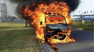 V Lipenské ulici v Olomouci dnes ráno hořela dodávka