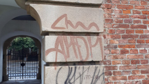 Sprejeři poškodili Terezskou bránu, policie je hledá