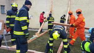 Hasiči cvičně zachraňovali lidi z výkopu