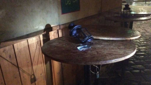 Strážníci v noci řešili ukradenou lampu a dívku se samolepkami