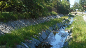 Koryto Dolanského potoka prochází úpravou