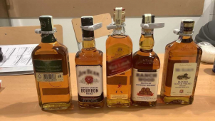 Zlodějka chtěla přichystat párty s whiskey a bourbonem