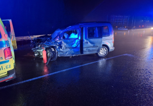 Další úmrtí na silnici! Srážka osobáku a nákladního auta