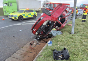 Zraněný muž ztratil vědomí, z auta ho museli hasiči vystříhat