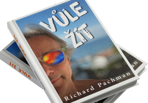 Richard Pachman představuje publiku novou knihu