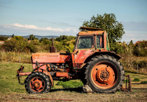 V Dluhonicích se převrátil traktor s vlečkou