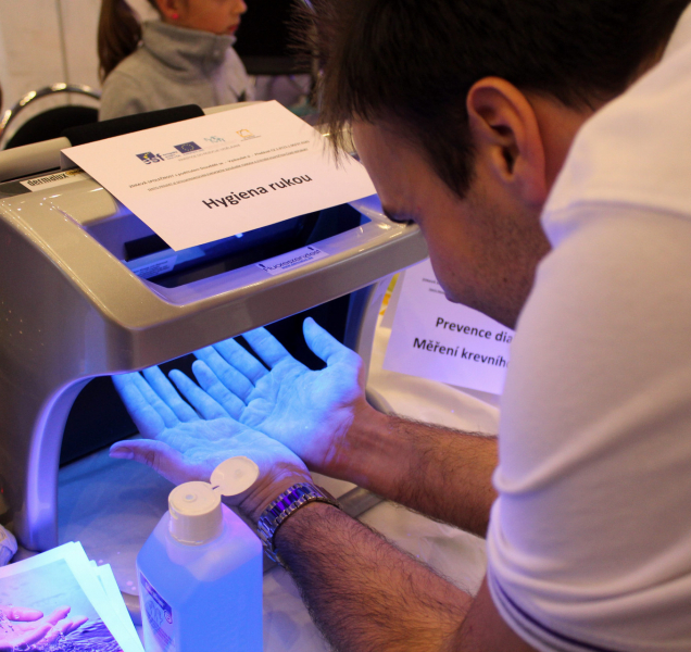 Jak si správně umýt ruce? V přerovské nemocnici vám to ukáží