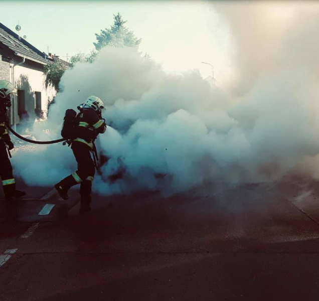 Obrazem: Hasiči zasahovali u dvou hořících aut