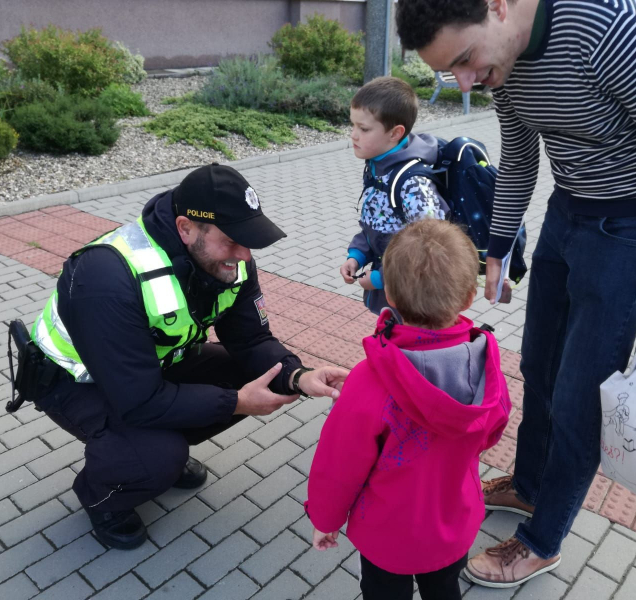 Policisté v těchto dnech opět dohlížejí na školáky
