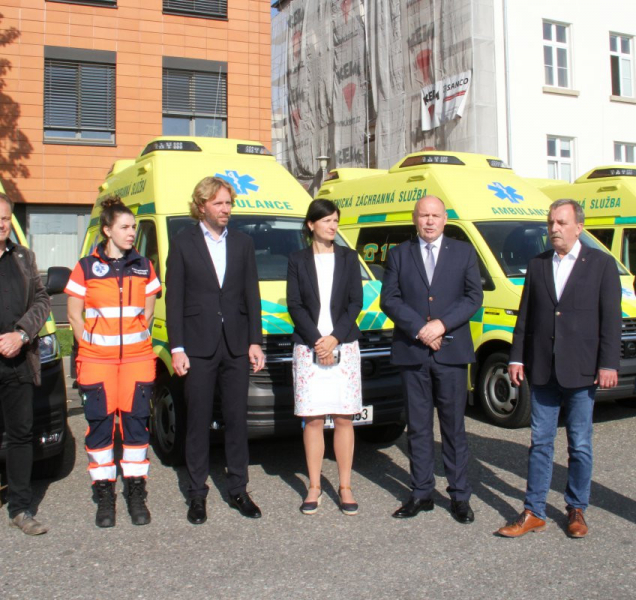 Nové sanitky pro záchranáře. Kraj završil tříletý proces obnovy