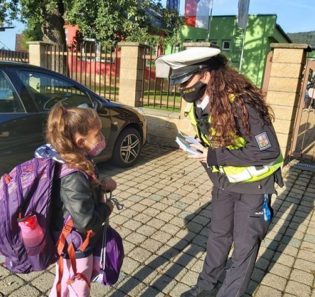 Policejní zebra opět radí dětem, jak bezpečně přes silnici