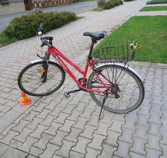 Muž srazil ženu z kola, z místa nehody ujel