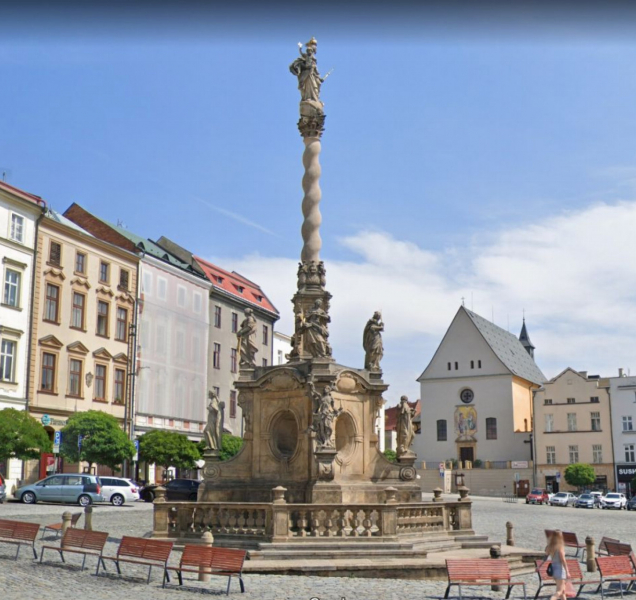 Další studenti si památku spletli s prolézačkou