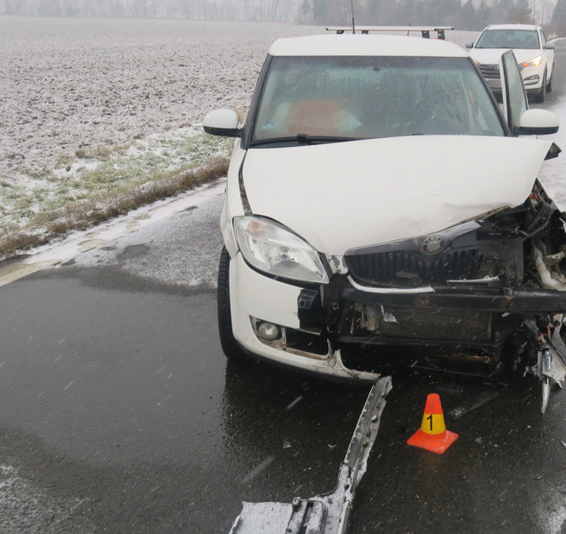 Za Chomoutovem došlo ke srážce tří aut