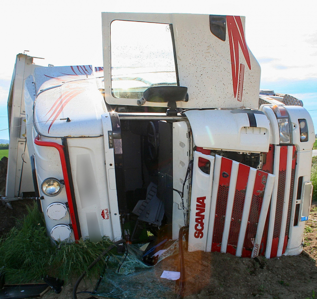 Převrátil se s kamionem, škoda přes jeden a půl milionu