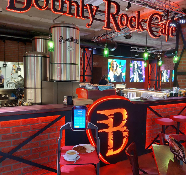 Hosty v restauraci obsluhuje robot