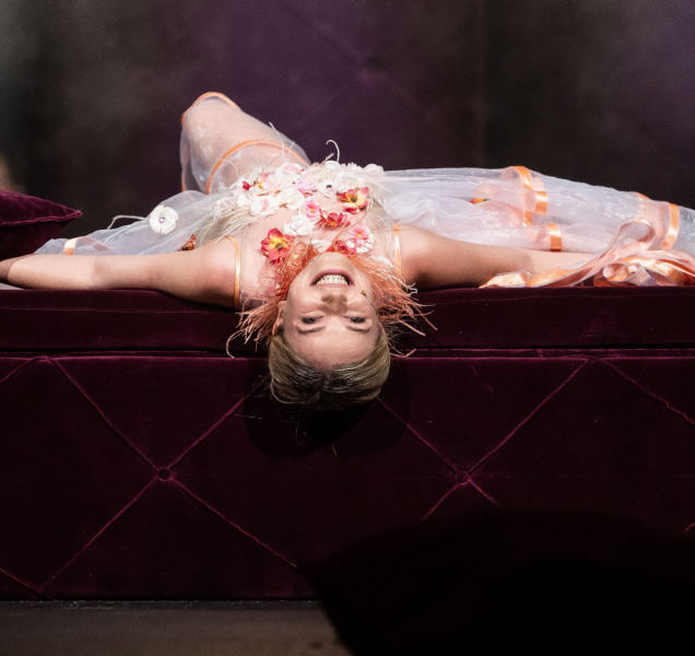 Svůdná Manon Lescaut vpluje na jeviště