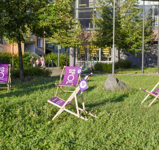 Noční dárek od spOLečně: Stovka fialových lehátek v ulicích nadchla Olomoučany
