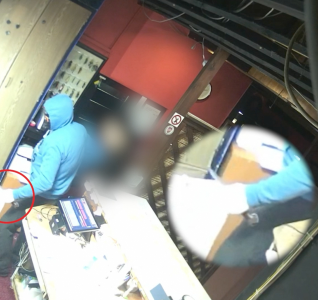 Lupič si z herny odnesl se zbraní v ruce půl milionu