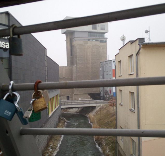 Zamilovaní našli most k Šantovce. Mor v podobě kovových zámků lásky na zábradlích je tady